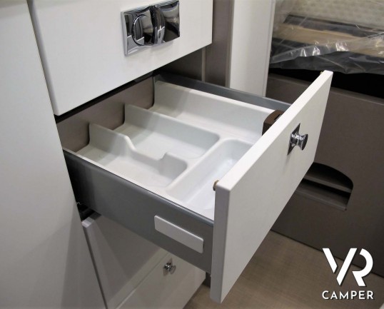 Burstner Eliseo C 540 camper furgonato nuovo con letto sul tetto, accessoriato con pacchetto Eliseo + Eliseo Select. Su Fiat Ducato 140 CV. In visione