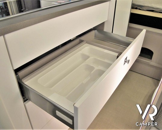 Burstner Eliseo C 600 - camper furgonato nuovo con letto sul tetto, accessoriato con pacchetto Eliseo + Eliseo Select. Telaio 3500 kg. Su Fiat Ducato