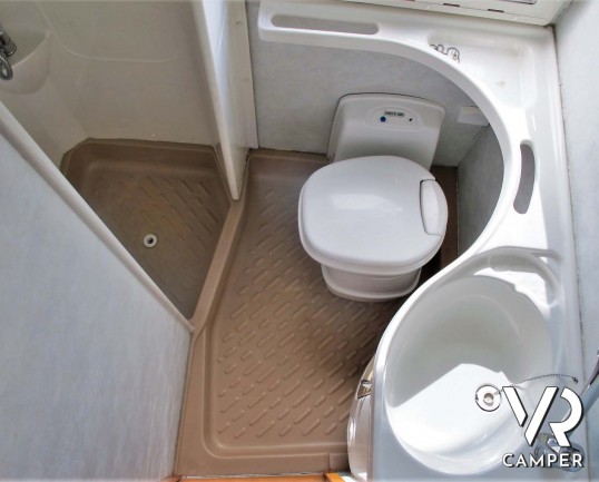 Rimor Super Brig 728 - camper mansardato usato con 7 posti letto, su Mercedes 312 2,9 TDI (123 CV). Lungo 7,43 mt. Ideale per viaggi di famiglia. Ital