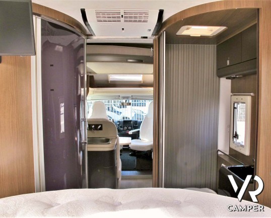 Roller Team XLM: camper usato semintegrale con letto nautico posteriore, 5 posti omologati, su Fiat Ducato 150 CV. In vendita da Italia VR a Torino.