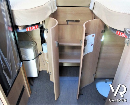 Carthago c-tourer T 143 LE - camper nuovo, camper semintegrale su Mercedes-Benz Sprinter 170 CV, con letti gemelli e garage. In esposizione durante il