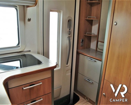 Hymer Camp 544 SL - camper usato, camper mansardato, camper 5 posti letto, dotato di veranda, oscuranti, antenna tv. Su Fiat Ducato 130 CV. In vendita