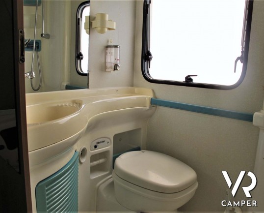 McLouis Glen 560 - camper mansardato, camper usato, camper 7 posti letto, doppia dinette, letti a castello, Fiat Ducato 145 CV, camper torino, camper