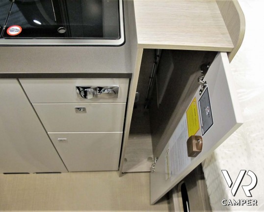 Burstner Campeo C 540 furgonato nuovo colore bianco con letto sul tetto, accessoriato con pacchetto Campeo + Active. Su Fiat Ducato 140 CV. Italia VR