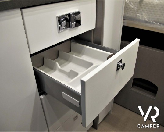 Burstner Eliseo C 540: camper furgonato nuovo con letto sul tetto, accessoriato con pacchetto Eliseo + Eliseo Select. Su Fiat Ducato 140 CV.