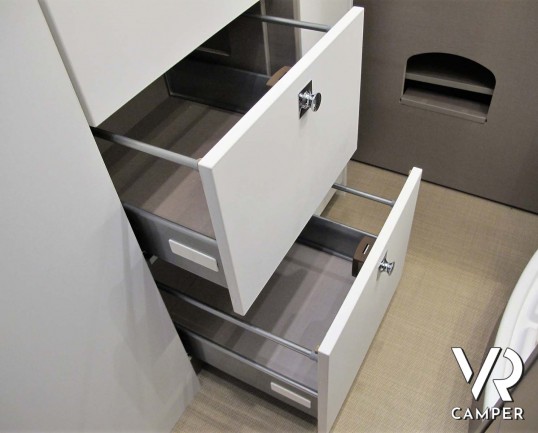 Burstner Eliseo C 540 camper furgonato nuovo con letto sul tetto, accessoriato con pacchetto Eliseo + Eliseo Select. Su Fiat Ducato 140 CV. In visione