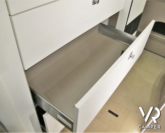 Burstner Eliseo C 600 - camper furgonato nuovo con letto sul tetto, accessoriato con pacchetto Eliseo + Eliseo Select. Telaio 3500 kg. Su Fiat Ducato