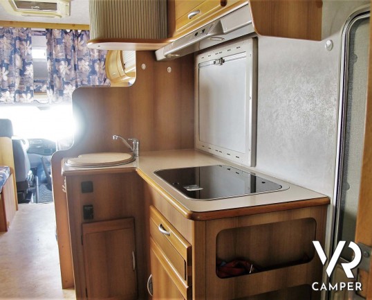 Rimor Super Brig 728 - camper mansardato usato con 7 posti letto, su Mercedes 312 2,9 TDI (123 CV). Lungo 7,43 mt. Ideale per viaggi di famiglia. Ital