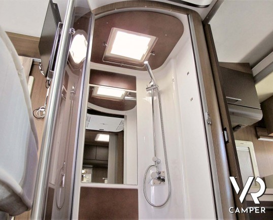 Roller Team XLM: camper usato semintegrale con letto nautico posteriore, 5 posti omologati, su Fiat Ducato 150 CV. In vendita da Italia VR a Torino.