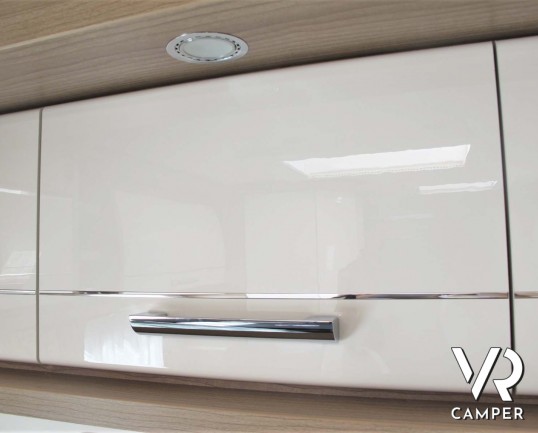 Carthago c-tourer T 143 LE - camper nuovo, camper semintegrale su Mercedes-Benz Sprinter 170 CV, con letti gemelli e garage. In esposizione durante il