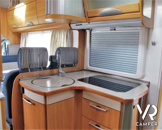 Hymer Camp 544 SL - camper usato, camper mansardato, camper 5 posti letto, dotato di veranda, oscuranti, antenna tv. Su Fiat Ducato 130 CV. In vendita