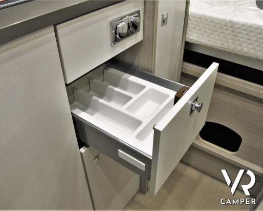 Burstner Campeo C 540 furgonato nuovo colore bianco con letto sul tetto, accessoriato con pacchetto Campeo + Active. Su Fiat Ducato 140 CV. Italia VR