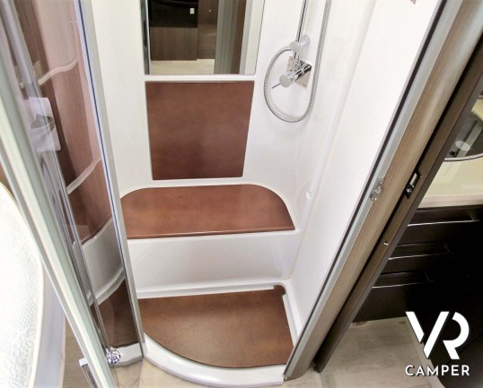 Roller Team XLM: camper usato semintegrale con letto nautico posteriore, 5 posti omologati, su Fiat Ducato 150 CV. In vendita da Italia VR a Torino.