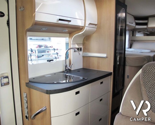 Carthago c-tourer T 143 LE - camper nuovo, camper semintegrale su Mercedes-Benz Sprinter 170 CV, con letti gemelli e garage. In esposizione durante il