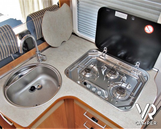 Hymer Camp 544 SL - camper usato, camper mansardato, camper 5 posti letto, dotato di veranda, oscuranti, antenna tv. Su Fiat Ducato 130 CV. In vendita