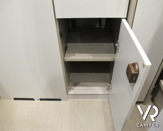 Burstner Campeo C 540 furgonato nuovo colore bianco con letto sul tetto, accessoriato con pacchetto Campeo + Active. Su Fiat Ducato 140 CV. Italia VR