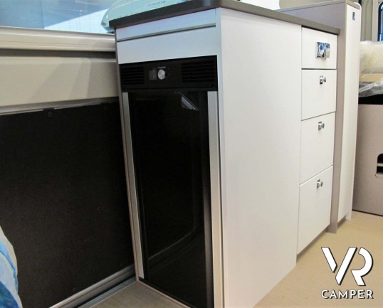 Burstner Eliseo C 540 camper furgonato nuovo con letto sul tetto, accessoriato con pacchetto Eliseo + Eliseo Select. Su Fiat Ducato 140 CV. In visione