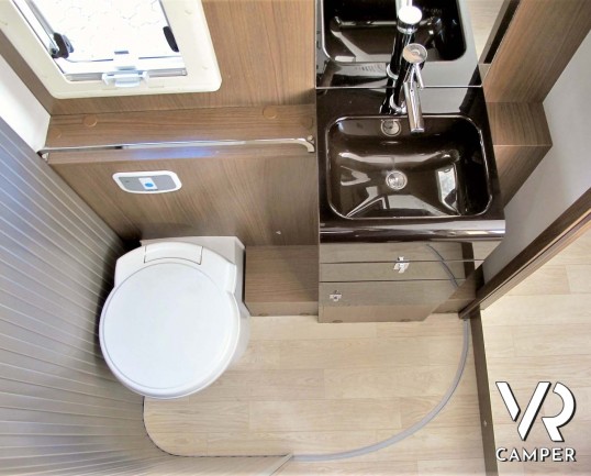 Roller Team XLM: camper usato semintegrale con letto nautico posteriore, 5 posti omologati, su Fiat Ducato 150 CV. In vendita da Italia VR a Torino.