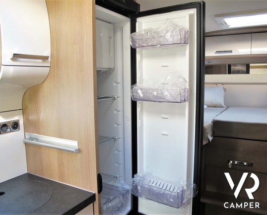 Carthago c-tourer T 143 LE - camper nuovo, camper semintegrale su Mercedes-Benz Sprinter 170 CV, con letti gemelli e garage. In esposizione durante il