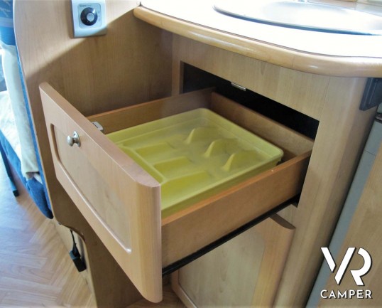 McLouis Glen 560 - camper mansardato, camper usato, camper 7 posti letto, doppia dinette, letti a castello, Fiat Ducato 145 CV, camper torino, camper