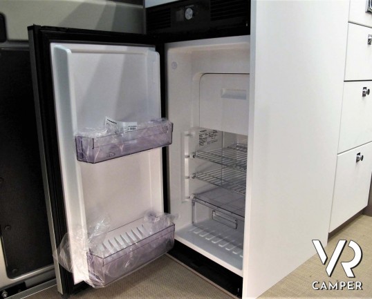 Burstner Eliseo C 540 camper furgonato nuovo con letto sul tetto, accessoriato con pacchetto Eliseo + Eliseo Select. Su Fiat Ducato 140 CV. In visione