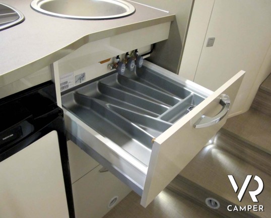 Burstner Travel Van 620 G - camper nuovo semintegrale con letti gemelli, accessoriato con Pacchetto Premium. Su Fiat Ducato 160 CV. In visione da Ital