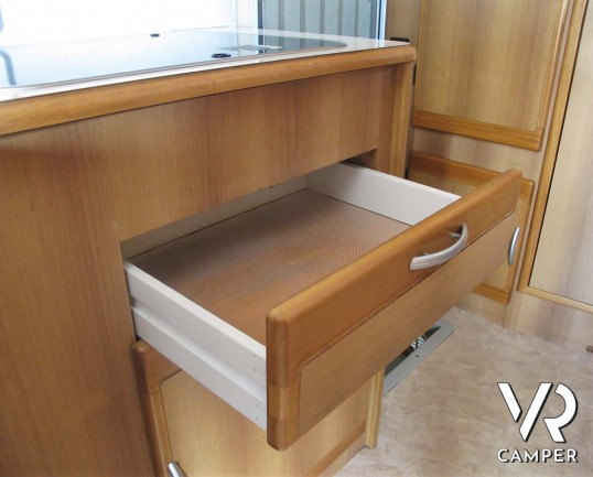 Rimor Super Brig 728 - camper mansardato usato con 7 posti letto, su Mercedes 312 2,9 TDI (123 CV). Lungo 7,43 mt. Ideale per viaggi di famiglia. Ital