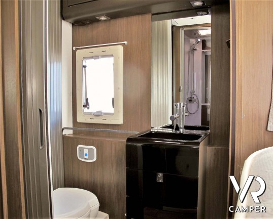 Roller Team XLM: camper usato semintegrale con letto nautico posteriore, 5 posti omologati, su Fiat Ducato 150 CV. In vendita da Italia VR a Torino.