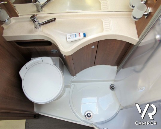 Carthago C-Tourer I 142 - camper nuovo motorhome con letto matrimoniale. In esposizione durante il Porte Aperte 9-10-11 Ottobre 2020 da Italia VR