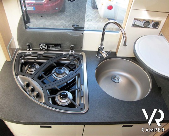 Carthago c-tourer T 143 LE - camper nuovo, camper semintegrale su Mercedes-Benz Sprinter 170 CV, con letti gemelli e garage. In esposizione durante il