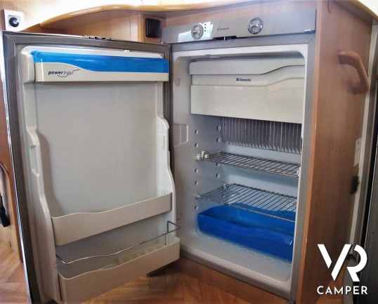 McLouis Glen 560 - camper mansardato, camper usato, camper 7 posti letto, doppia dinette, letti a castello, Fiat Ducato 145 CV, camper torino, camper