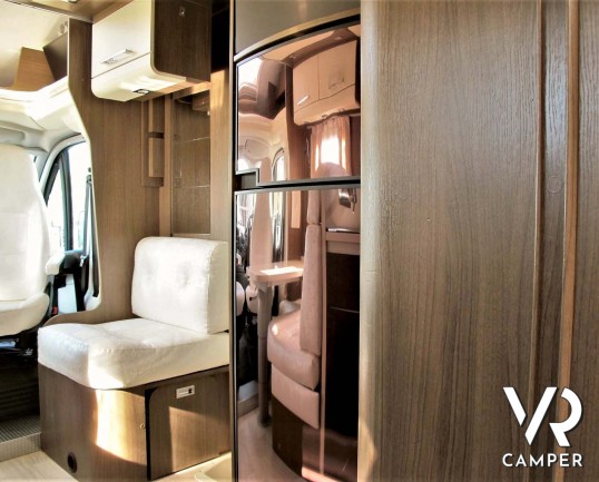 Roller Team XLM: camper usato semintegrale con letto nautico posteriore, 5 posti omologati, su Fiat Ducato 150 CV. In vendita da Italia VR a Torino.