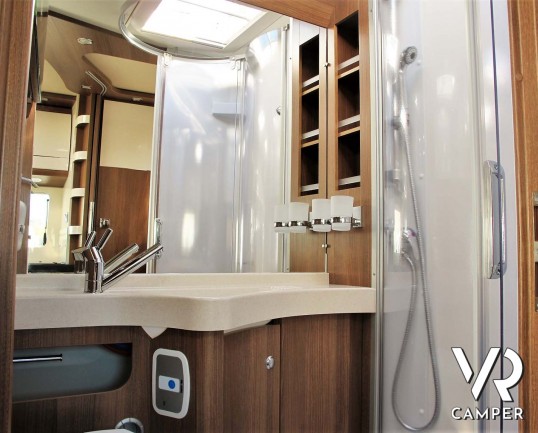 Carthago C-Tourer I 142 - camper nuovo motorhome con letto matrimoniale. In esposizione durante il Porte Aperte 9-10-11 Ottobre 2020 da Italia VR