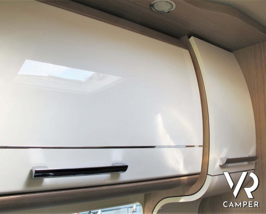 Carthago c-tourer T 143 LE - camper nuovo, camper semintegrale su Mercedes-Benz Sprinter 170 CV, con letti gemelli e garage. In esposizione durante il