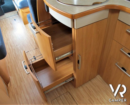 Hymer Camp 544 SL - camper usato, camper mansardato, camper 5 posti letto, dotato di veranda, oscuranti, antenna tv. Su Fiat Ducato 130 CV. In vendita