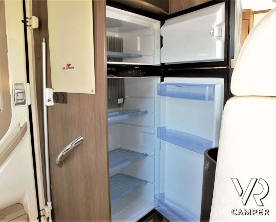 Roller Team XLM: camper usato semintegrale con letto nautico posteriore, 5 posti omologati, su Fiat Ducato 150 CV. In vendita da Italia VR a Torino.