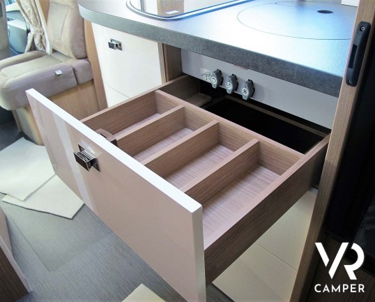 Carthago c-tourer T 143 LE - camper nuovo, camper semintegrale su Mercedes-Benz Sprinter 170 CV, con letti gemelli e garage. In esposizione durante il