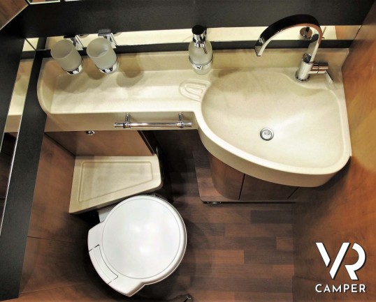 Carthago Chic c-line I 4.9 - camper nuovo, camper motorhome con letti gemelli e basculante. In esposizione durante il Porte Aperte 91011 Ottobre 2020