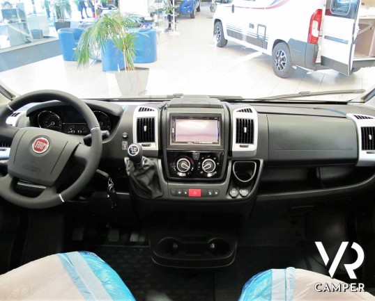 Burstner Eliseo C 540 camper furgonato nuovo con letto sul tetto, accessoriato con pacchetto Eliseo + Eliseo Select. Su Fiat Ducato 140 CV. In visione