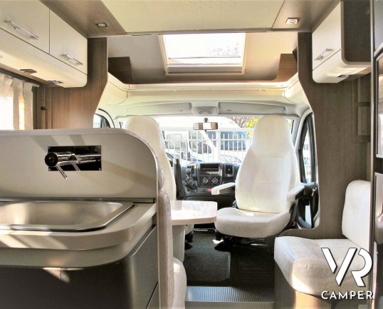 Roller Team XLM: camper usato semintegrale con letto nautico posteriore, 5 posti omologati, su Fiat Ducato 150 CV. In vendita da Italia VR a Torino.