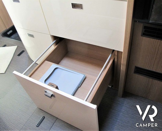 Carthago c-tourer T 143 LE - camper nuovo, camper semintegrale su Mercedes-Benz Sprinter 170 CV, con letti gemelli e garage. In esposizione durante il