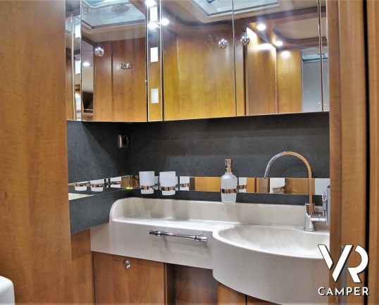 Carthago Chic c-line I 4.9 - camper nuovo, camper motorhome con letti gemelli e basculante. In esposizione durante il Porte Aperte 91011 Ottobre 2020