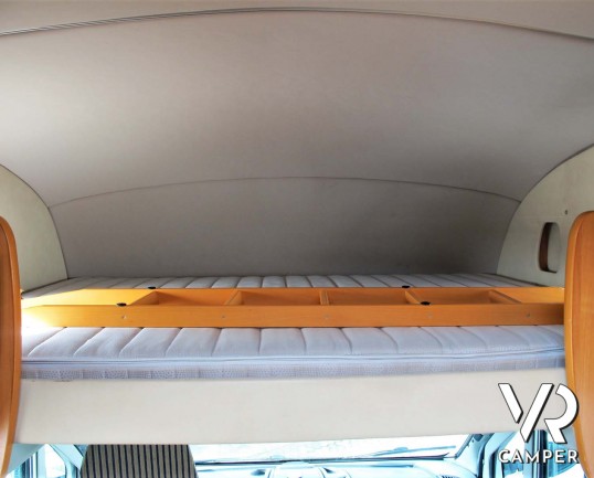 Hymer Camp 544 SL - camper usato, camper mansardato, camper 5 posti letto, dotato di veranda, oscuranti, antenna tv. Su Fiat Ducato 130 CV. In vendita