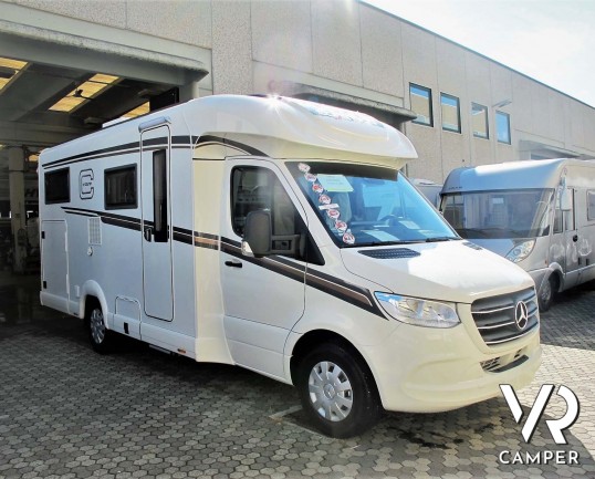 Carthago c-tourer T 143 LE - camper nuovo, camper semintegrale su Mercedes-Benz Sprinter 170 CV, con letti gemelli e garage. In esposizione durante il