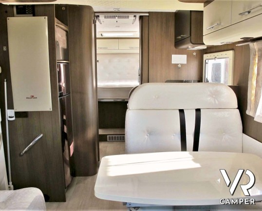 Roller Team XLM: camper usato semintegrale con letto nautico posteriore, 5 posti omologati, su Fiat Ducato 150 CV. In vendita da Italia VR a Torino.