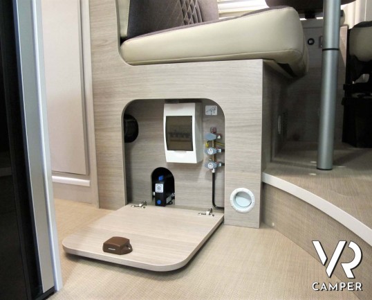 Burstner Campeo C 540 furgonato nuovo colore bianco con letto sul tetto, accessoriato con pacchetto Campeo + Active. Su Fiat Ducato 140 CV. Italia VR