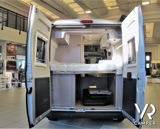 Burstner Eliseo C 540 camper furgonato nuovo con letto sul tetto, accessoriato con pacchetto Eliseo + Eliseo Select. Su Fiat Ducato 140 CV. In visione