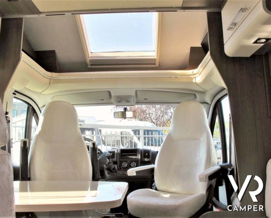 Roller Team XLM: camper usato semintegrale con letto nautico posteriore, 5 posti omologati, su Fiat Ducato 150 CV. In vendita da Italia VR a Torino.