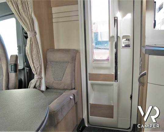 Carthago c-tourer T 143 LE - camper nuovo, camper semintegrale su Mercedes-Benz Sprinter 170 CV, con letti gemelli e garage. In esposizione durante il