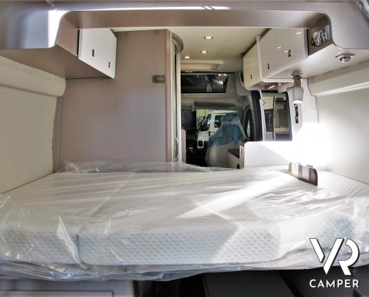 Burstner Eliseo C 540 camper furgonato nuovo con letto sul tetto, accessoriato con pacchetto Eliseo + Eliseo Select. Su Fiat Ducato 140 CV. In visione